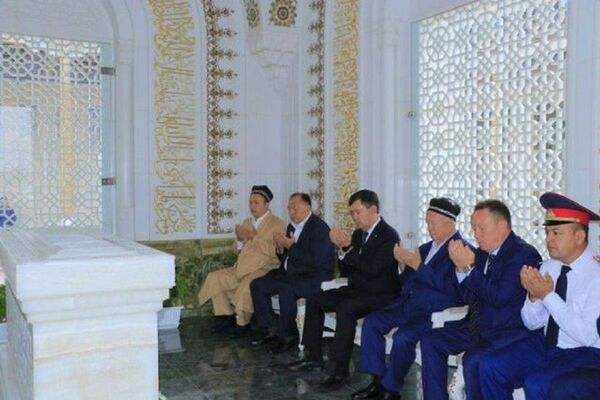 В Самарканде почтили память Ислама Каримова - Sputnik Узбекистан