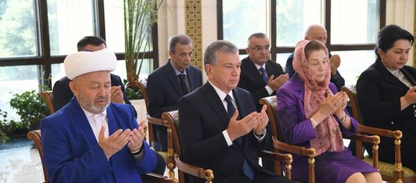 Возложены цветы к подножию памятника Исламу Каримову Возложены цветы к подножию памятника Исламу Каримову - Sputnik Узбекистан