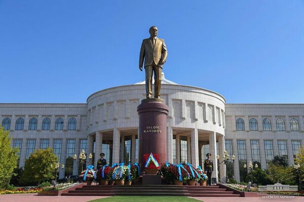 Возложены цветы к подножию памятника Исламу Каримову - Sputnik Ўзбекистон