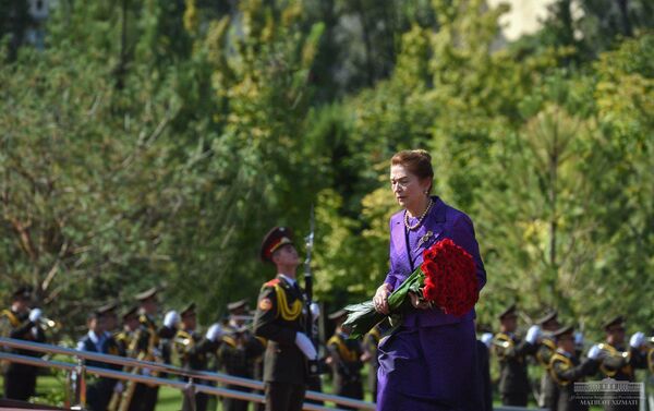 Возложены цветы к подножию памятника Исламу Каримову - Sputnik Ўзбекистон