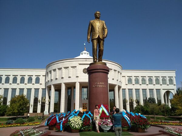 Мирзиёев почтил память Ислама Каримова - Sputnik Узбекистан