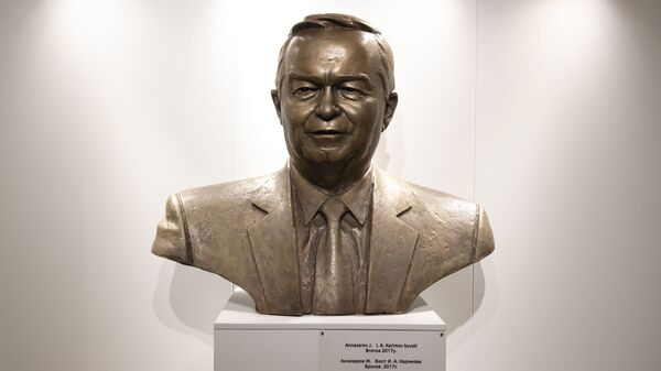 Bronzoviy bust pervogo prezidenta Uzbekistana Islama Karimova - Sputnik O‘zbekiston