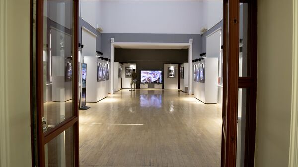 Вход в выставочный зал Научно-культурного центра имени Ислама Каримова в резиденции Оксарой - Sputnik Узбекистан