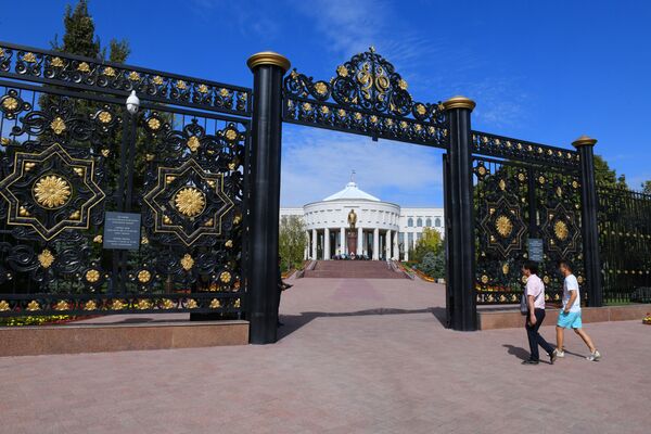 Научно-просветительский мемориальный комплекс имени Ислама Каримова разместился в бывшей резиденции главы государства Оксарой - Sputnik Узбекистан