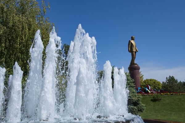 Памятник первому президенту Узбекистана Исламу Каримову перед резиденцией Оксарой в Ташкенте - Sputnik Узбекистан