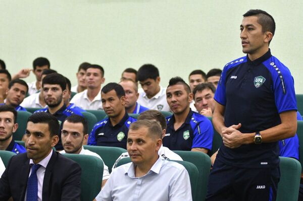 Азизов - футболистам: вы останетесь в истории Азизов - футболистам: вы останетесь в истории - Sputnik Узбекистан