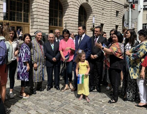 На Уолл-Стрит в Нью-Йорке поднят флаг Узбекистана - Sputnik Узбекистан