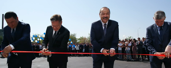 Ўзбекистон бош вазири Абдулла Арипов очилиш маросимида нутқ сўзлади. Ўзбекистон бош вазири Абдулла Арипов очилиш маросимида нутқ сўзлади. - Sputnik Ўзбекистон