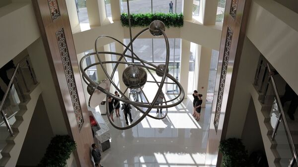 Люстра в форме атома в филиале НИЯУ МИФИ в Ташкенте - Sputnik Узбекистан