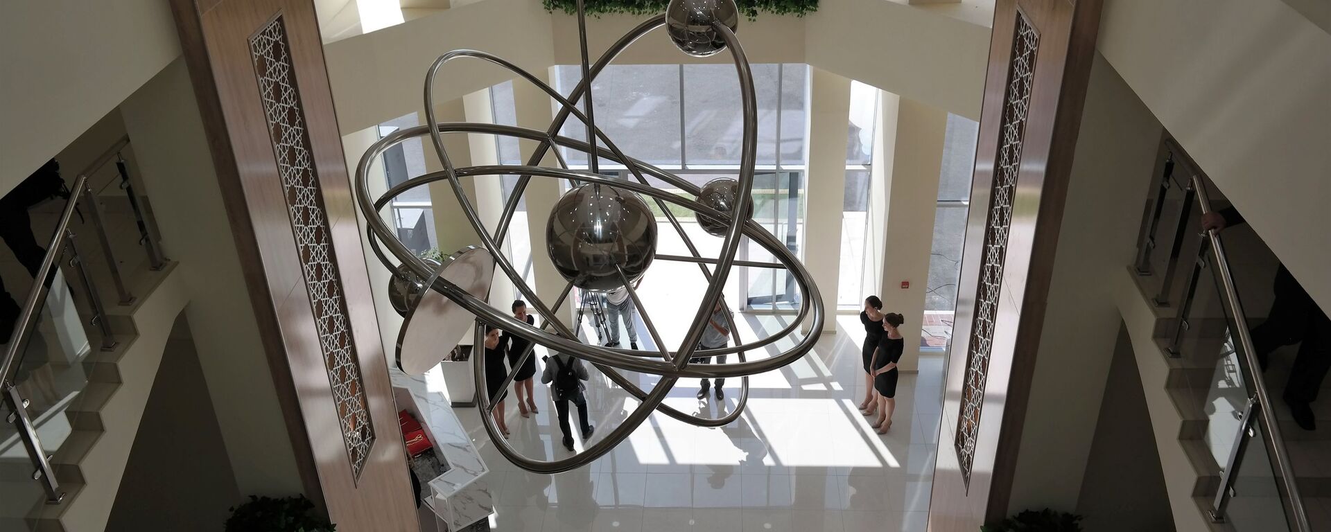 Люстра в форме атома в филиале НИЯУ МИФИ в Ташкенте - Sputnik Узбекистан, 1920, 01.04.2021