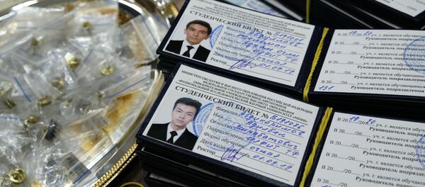 Студенческие билеты учащихся открывшегося в Ташкенте филиала НИЯУ МИФИ - Sputnik Узбекистан