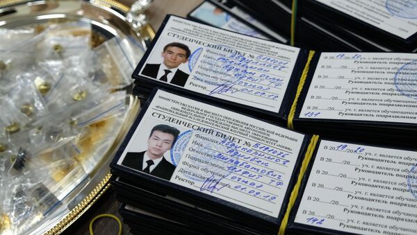 Студенческие билеты учащихся открывшегося в Ташкенте филиала НИЯУ МИФИ - Sputnik Узбекистан