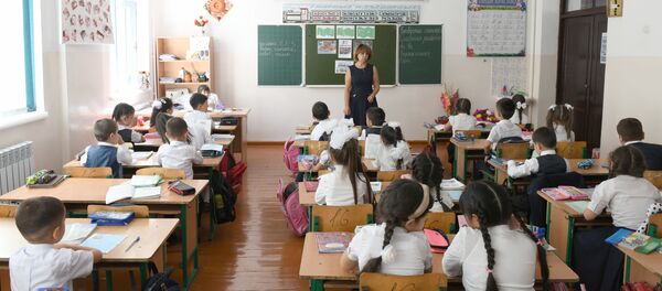 Нигина Ходжаева во время урока - Sputnik Узбекистан