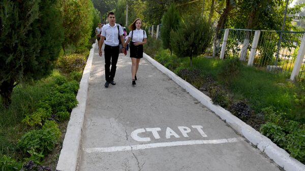 Ученики идут на занятия - Sputnik Узбекистан
