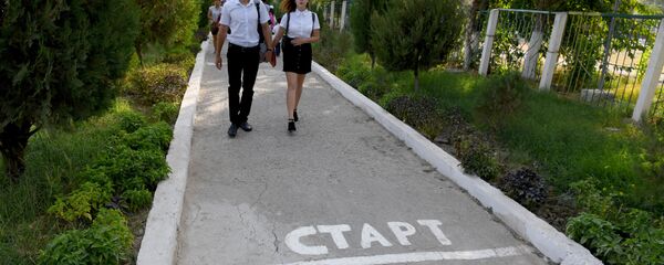 Ученики идут на занятия Ученики идут на занятия - Sputnik Узбекистан