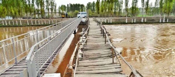 Мост через реку в одной из махаллей Ферганы - Sputnik Узбекистан