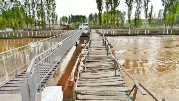 Мост через реку в одной из махаллей Ферганы - Sputnik Узбекистан