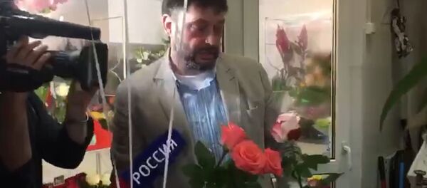 Кирилл Вышинский купил три букета из роз и рассказал, кому их подарит Кирилл Вышинский купил три букета из роз и рассказал, кому их подарит - Sputnik Узбекистан