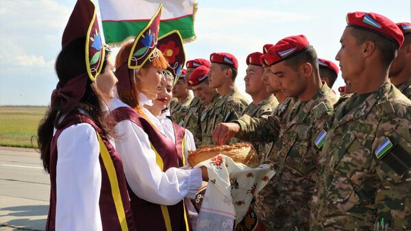 Воинский контингент Узбекистана прибыл для участия в учении Центр-2019 - Sputnik Узбекистан