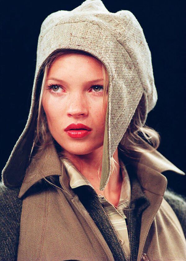Model Keyt Moss v shlyapke i zamshevom jakete na pokaze Anne Klein - Sputnik O‘zbekiston