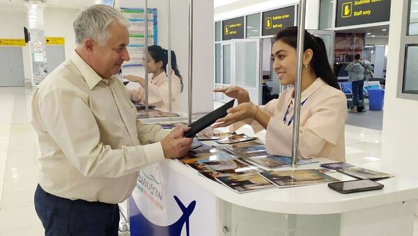 В аэропортах и на вокзалах Узбекистана появились пункты проката планшетов для туристов - Sputnik Узбекистан