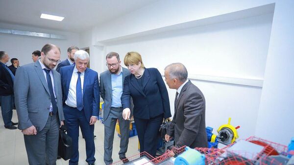 Российская делегация посетила филиал НИТУ МИСиС в Алмалыке - Sputnik Узбекистан