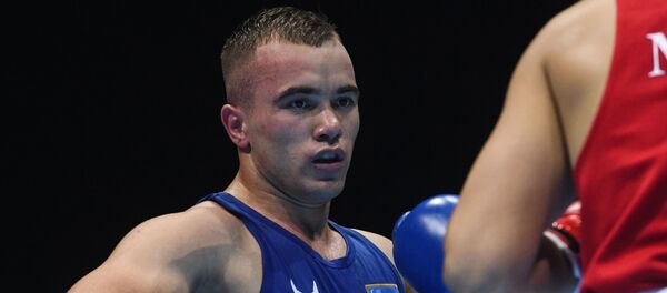 Фанат Кахрамонов (Узбекистан) и Давасурен Даваням (Монголия) в предварительном поединке по боксу в весовой категории 69-75 кг на ХХ чемпионате мира по боксу в Екатеринбурге. - Sputnik Узбекистан