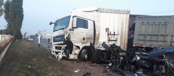 Два вагона поезда перевернулось после столкновения с грузовиком на переезде Два вагона поезда перевернулось после столкновения с грузовиком на переезде - Sputnik Узбекистан