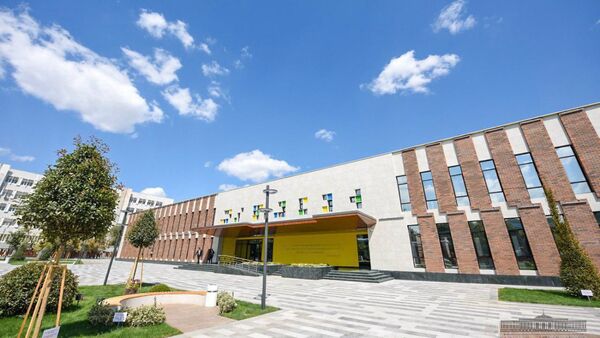 Glava Respubliki Uzbekistan Shavkat Mirziyoyev 10-sentabrya posetil prezidentskuyu shkolu v Tashkente - Sputnik O‘zbekiston