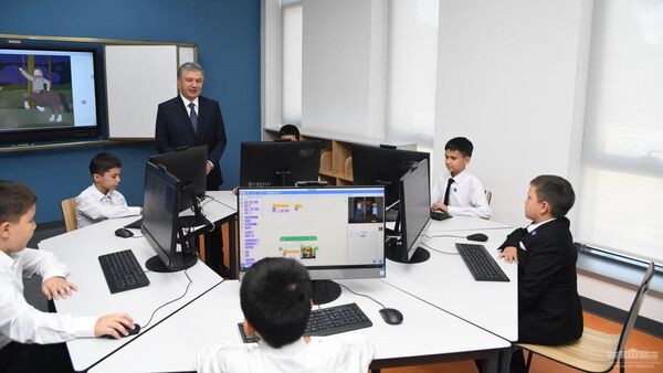 Глава Республики Узбекистан Шавкат Мирзиёев 10 сентября посетил президентскую школу в Ташкенте - Sputnik Узбекистан