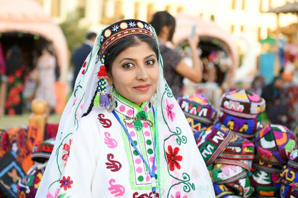 Девушка в национальном костюме на фестивале в Коканде - Sputnik Узбекистан