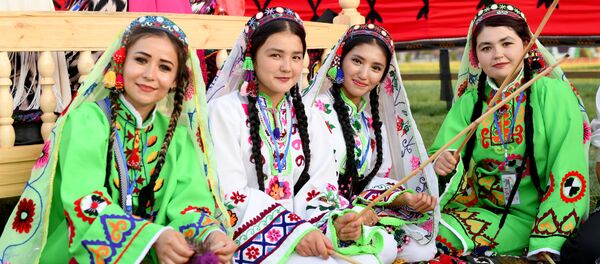 Девушки вручную обрабатывают хлопок Девушки вручную обрабатывают хлопок - Sputnik Узбекистан