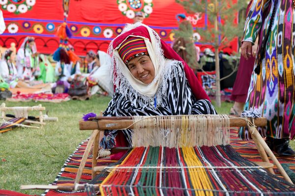 Производство традиционных ковров - Sputnik Узбекистан