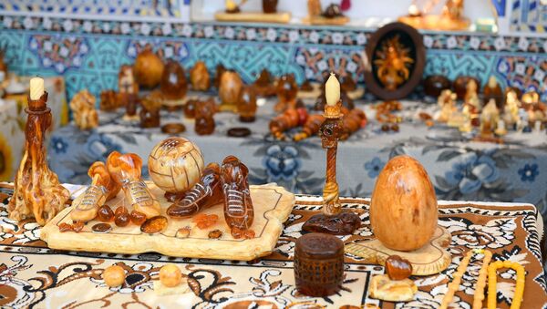 Изделия из искусственного янтаря на фестивале ремесел в Коканде - Sputnik Узбекистан