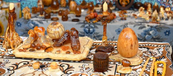 Изделия из искусственного янтаря на фестивале ремесел в Коканде - Sputnik Узбекистан