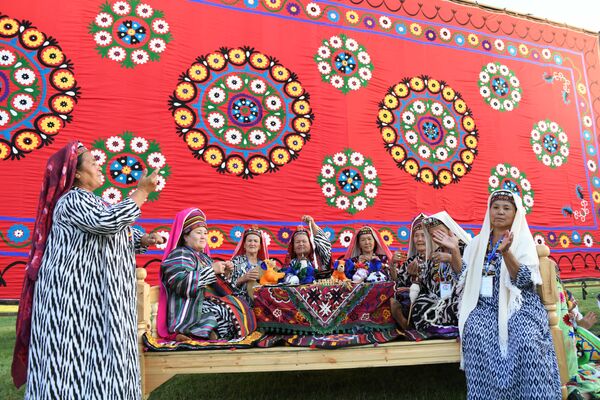 Пожилые женщины исполняют фольклорные песни.  - Sputnik Узбекистан