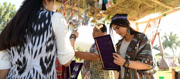 Украшения и бижутерия в одной из лавок ремесленников. - Sputnik Узбекистан