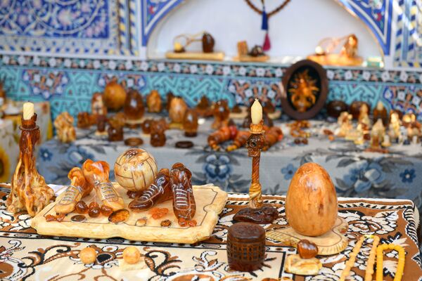 Помимо уже всем известных видов ремесел, на выставке показали новое для Узбекистана направление -  янтарное искусство. - Sputnik Узбекистан