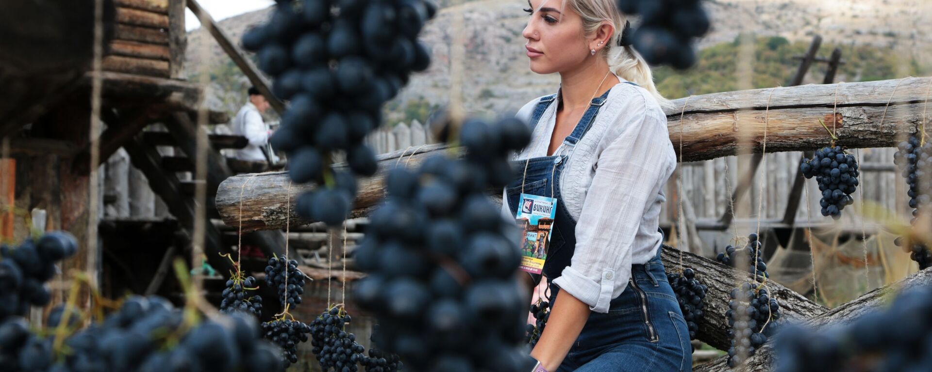 Девушка на Празднике Винограда в интерактивном парке Викинг в Крыму - Sputnik Узбекистан, 1920, 26.07.2024