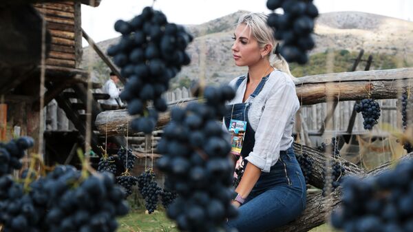 Девушка на Празднике Винограда в интерактивном парке Викинг в Крыму - Sputnik Узбекистан