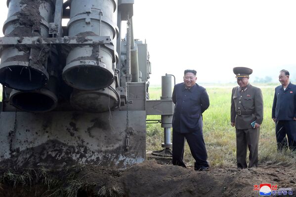 Лидер Северной Кореи Ким Чен Ын принимает участие в испытании многоцелевой ракетной пусковой установки - Sputnik Узбекистан