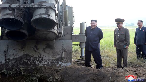 Лидер Северной Кореи Ким Чен Ын принимает участие в испытании многоцелевой ракетной пусковой установки - Sputnik Ўзбекистон