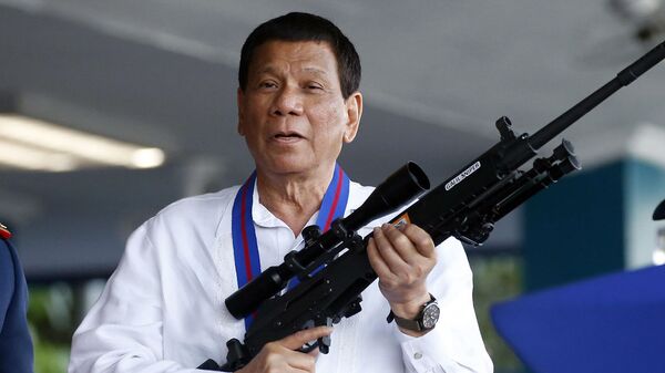 Президент Филиппин Родриго Дутерте с винтовкой Галиль - Sputnik Ўзбекистон