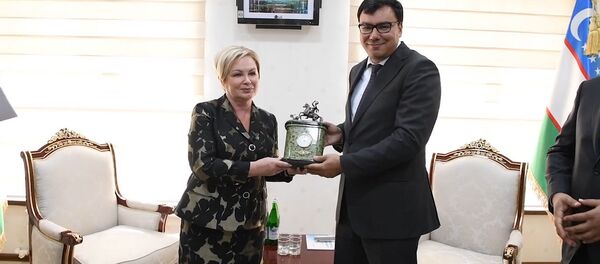 Ректор УГМУ Ольга Ковтун подарила узбекским коллегам памятные сувениры - Sputnik Узбекистан