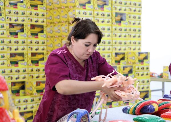 Как создаются игрушки: фоторепортаж с ташкентской фабрики - Sputnik Узбекистан