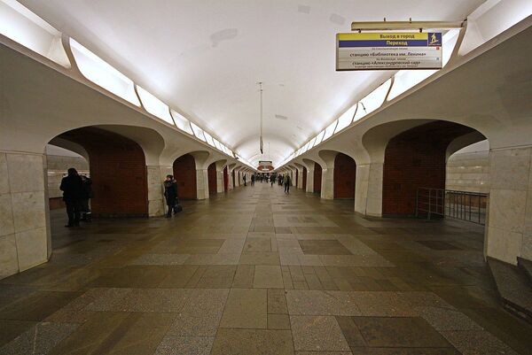 Станция метро Боровицкая в Москве - Sputnik Узбекистан