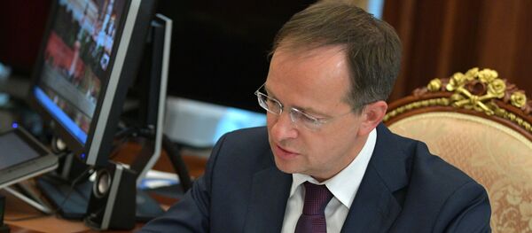 Президент РФ В. Путин встретился с министром культуры РФ В. Мединским - Sputnik Узбекистан