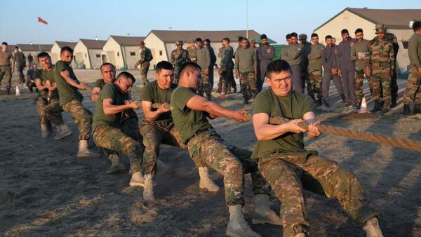 Военные Узбекистана победили всех в состязаниях по перетягиванию каната - Sputnik Узбекистан