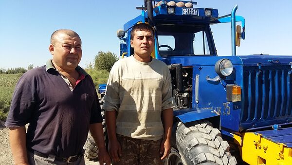 Шахоб Корёгдиев и Шухрат Сувонов у трактора собственного производства - Sputnik Узбекистан