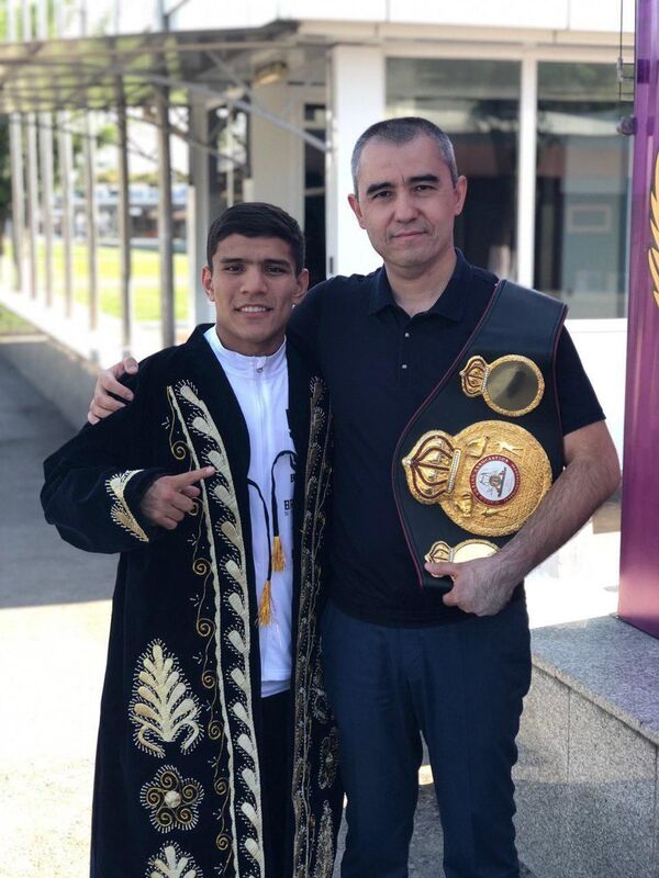 Боксчи Муроджон Аҳмадалиев Тошкентда илиқ кутиб олинди - Sputnik Ўзбекистон